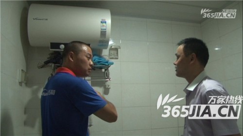 博鱼(中国)售后正在为刘师傅讲解电热水器的安全使用规范